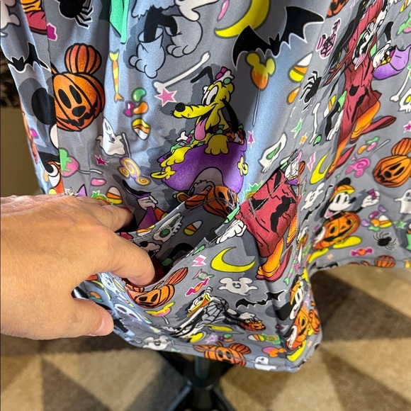 Disney Scrubs Top Halloween Mickey Minnie Goofy Donald Duck V-Neck Women's XL - Picture 3 of 14